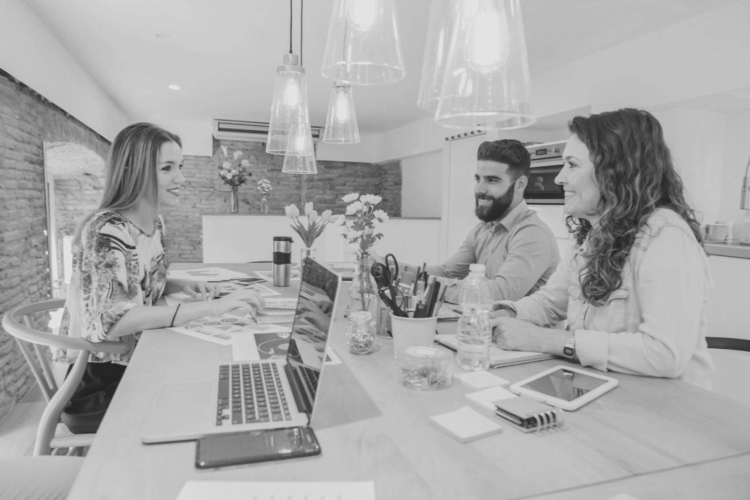 Graphiques financiers et analyses comportementales